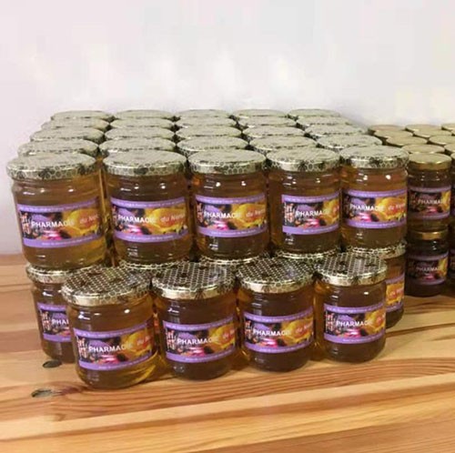 Wholesale Glass Honey Jar Round Clear Honey Bottle with Honeycomb Cap and Label from China Bottler