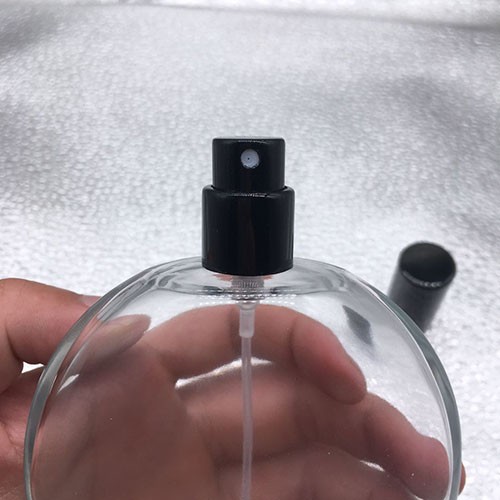Wholesale 100 ML Transparent Flat Round Shape Perfume Glass Bottle with Pump Sprayer 